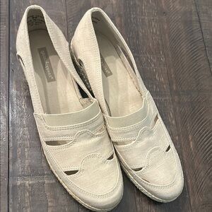 Grasshoppers Cream Flats with Decorative Cutouts